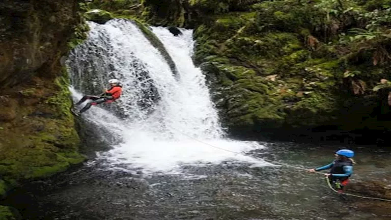 18 صورة للبحيرة الأنقى في العالم والتي كانت تُستخدم لتنظيف عظام الموتى