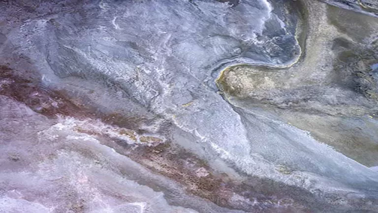 صور مذهلة لبحيرة مياهها تشبه حليب الفراولة في فرنسا