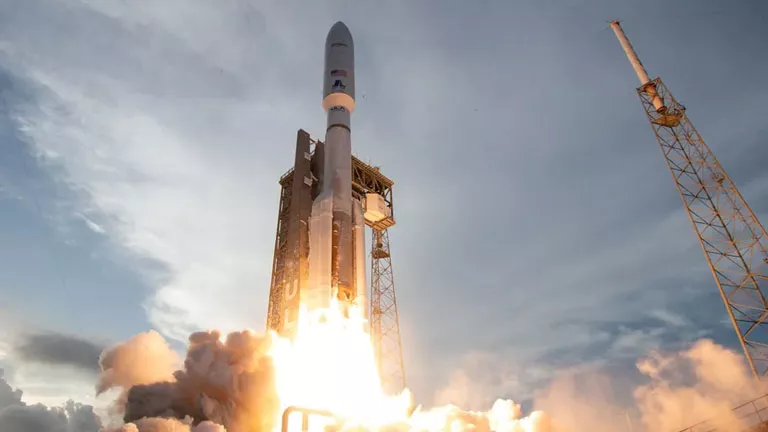 بالفيديو.. إطلاق 27 قمرا صناعيا من أقمار أمازون للإنترنت