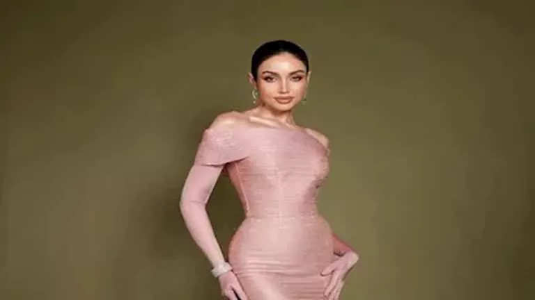 7 صور.. ملكة جمال الكون 2025 بإطلالة جذابة وأنيقة