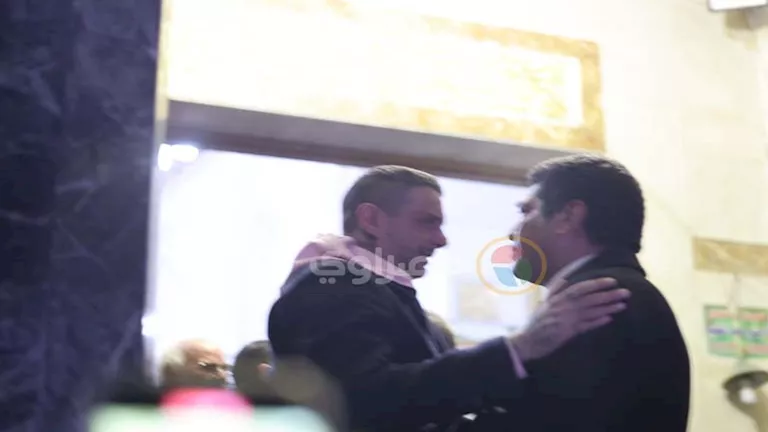 أحمد السقا وباسم سمرة يواسيان أحمد الفيشاوي في عزاء سمية الألفي