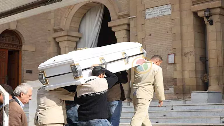 بالصور| وصول جثمان داوود عبدالسيد لكنيسة مارمرقس لأداء صلاة الجنازة