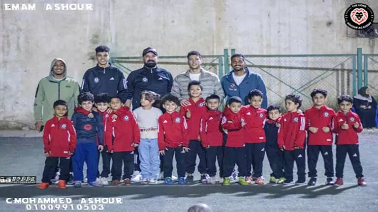 رفقة ابنته.. إمام عاشور يزور أكاديمية والده بمسقط رأسه