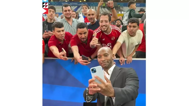 “أهلاوي وبحبك”.. الجماهير المصرية تلتقط صورًا تذكارية مع شيكابالا