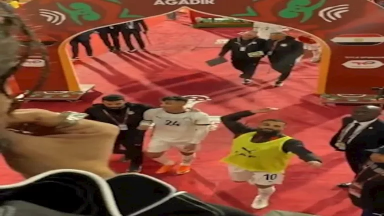 “معايا منديله”.. موقف طريف بين محمد صلاح وفنان بعد مواجهة أنجولا