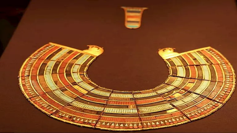 قلادة توت عنخ آمون تكشف الطقوس السرية لبلاط الملك الذهبي