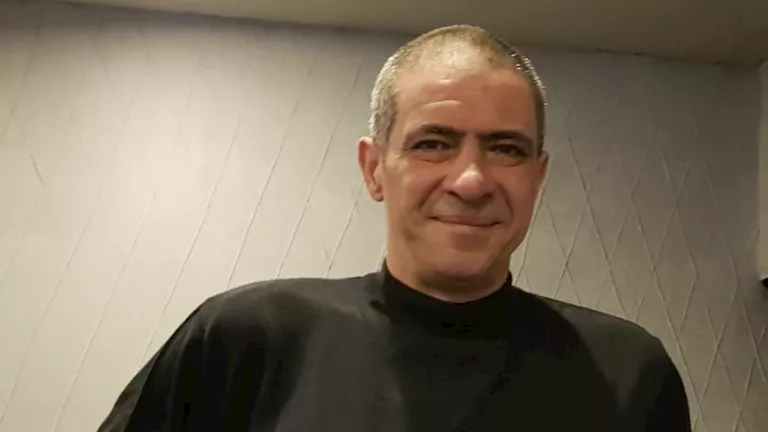 تفاصيل الحالة الصحية للشاعر هاني الصغير