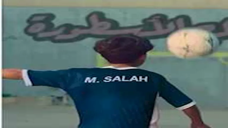 20 صورة وأبرز المعلومات عن الطفل الذي ظهر مع محمد صلاح في الإعلان