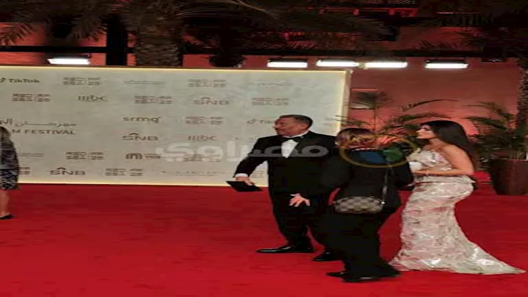 ماجد المصري يصل مع زوجته لحفل افتتاح مهرجان البحر الأحمر