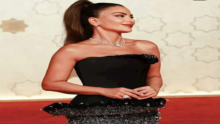 جاكيت وجيب قصير”.. صبا مبارك بإطلالة جريئة في ثالث أيام مهرجان البحر ا