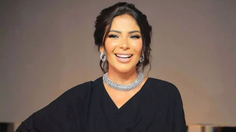 منى زكي عن صعوبات”الست”: “كنت بقعد 6 ساعات ممنوعة من شرب الماء”