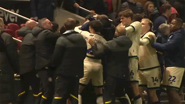 7 صور ترصد شجار عنيف وتبادل لكمات بين مدربين ولاعبين بالدوري الإنجليزي