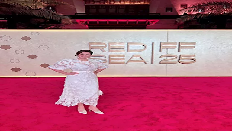 إلهام شاهين تبرز إطلالتها في رابع أيام مهرجان البحر الأحمر