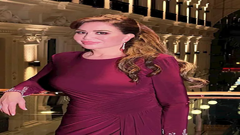 إلهام شاهين تتألق بفستان أحمر داكن والجمهور يعلق: “راقي ومحتشم”