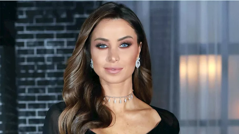 أنابيلا هلال تتألق بإطلالة جريئة باللون البني.. ما سر اختيارها؟