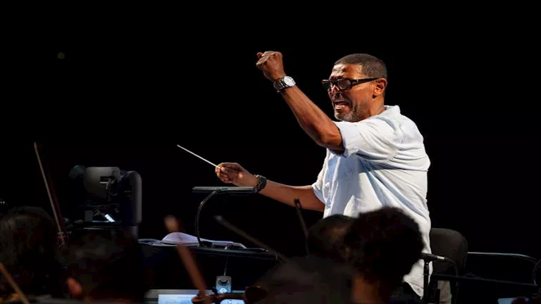 الموسيقار هاني فرحات يقود أوركسترا حفل أنغام بالسعودية