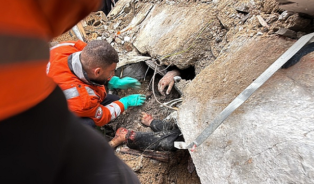 الدفاع المدني يبدأ انتشال جثامين الشهداء من تحت أنقاض غزة