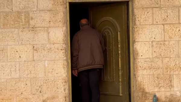 فلسطيني نازح من مخيم طولكرم يجد ملجأ في كنيسة مهجورة