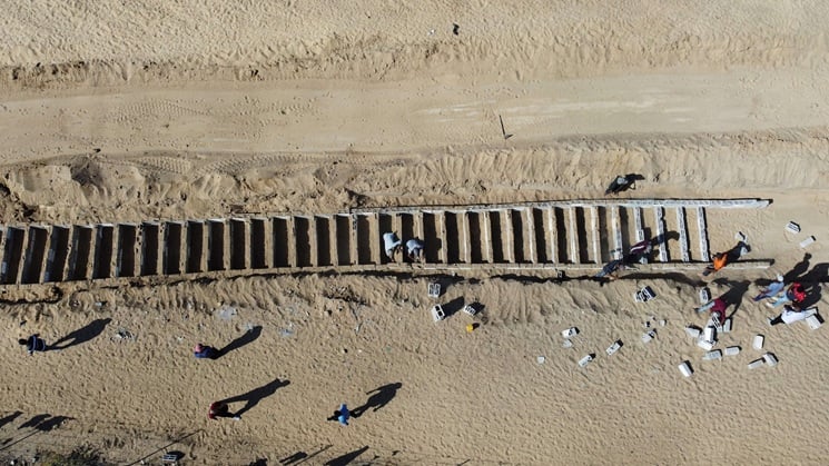 تحقيق لـ”سي إن إن” يكشف ما وراء جثث مُجرَّفة ومقابر بلا علامات في غزة