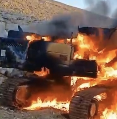 مستوطنون يحرقون كرفانا وجرافة ويخطون شعارات شرق رام الله