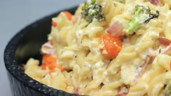طريقة عمل مكرونة بصوص الجبنة الفيتا المشوية.. بأسهل الخطوات