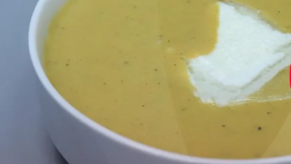 عشان تدفى.. طريقة عمل شوربة عدس بالقشطة