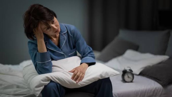 استشاري نوم تكشف أسباب ارتفاع معدلات الأرق بين النساء