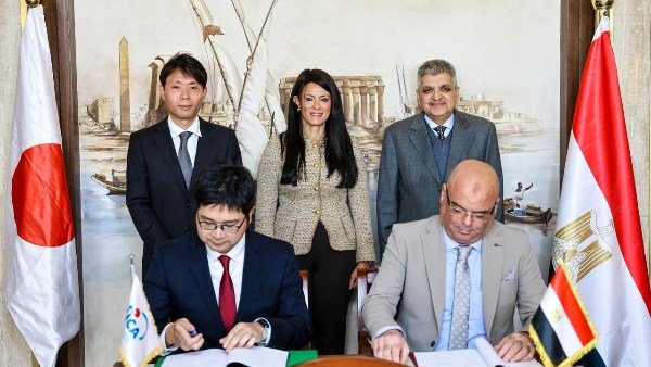 بقيمة مليار جنيه.. توقيع منحة لتمويل توريد سفينة غوص متطورة لقناة السويس