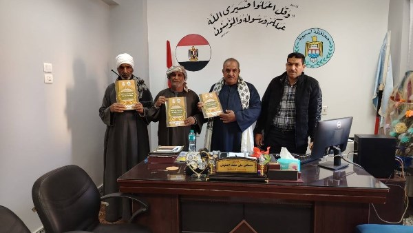 تسليم عقود تقنين أراضي أملاك دولة لعدد من المواطنين بمركز أبنوب