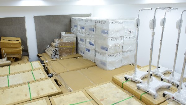 جامعة سوهاج تستلم أجهزة الحضانات والرعاية المركزة لمستشفى شفاء الأطفال| صور جامعة سوهاج تستلم أجهزة الحضانات والرعاية المركزة لمستشفى شفاء الأطفال| صور