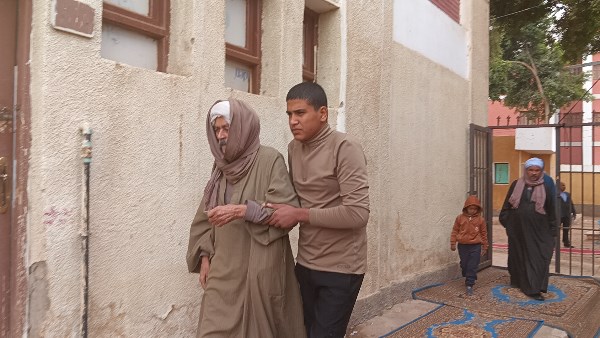 رغم صعوبة تحركه.. مُسن يدلي بصوته بانتخابات النواب في سوهاج