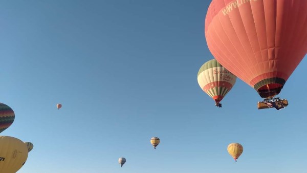 50 رحلة بالون تطير ب 1000 سائح فوق معابد الأقصر