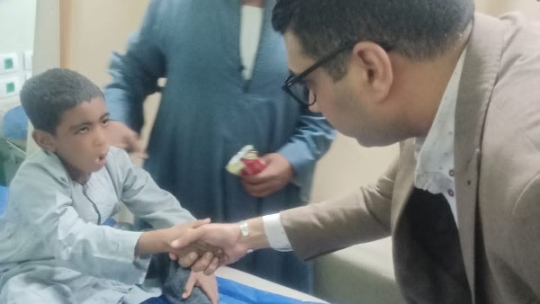 نيابة عن محافظ الأقصر| أبو زيد يزور مصابي انهيار منزل الدير بمستشفى طيبة ..صور