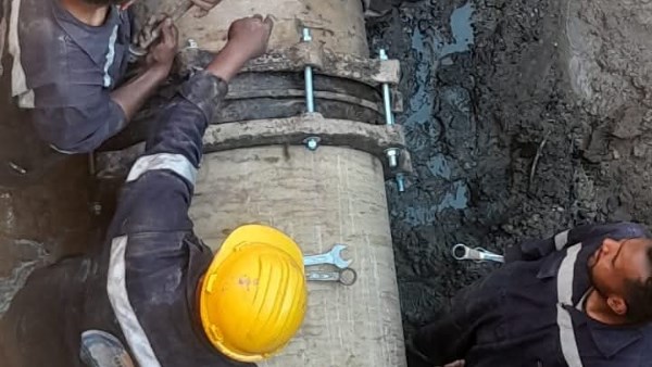 إصلاح كسر مفاجئ بخط المياه العمومى بمنطقة الإشارة في أسوان