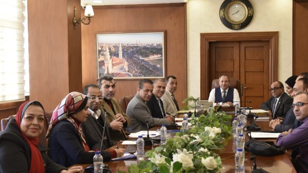 محافظ بورسعيد يناقش مع لجنة وزارة التربية والتعليم سبل تطوير المنظومة التعليمية بالمحافظة