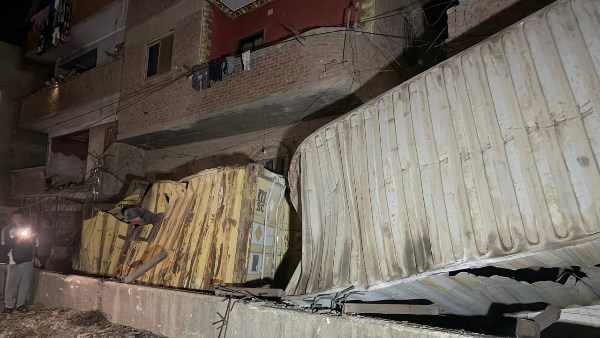 تفاصيل سقوط عدد من الحاويات الفارغة من أعلى قطار بطوخ.. صور