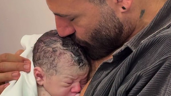 غامرني الشعور.. نيقولا عوض يحتفي بابنه الجديد