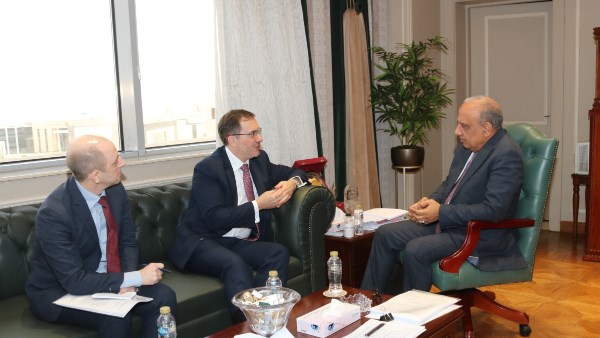 شركات بريطانية كبرى تعتزم ضخ استثمارات ضخمة في مشروعات الطاقة المتجددة بمصر