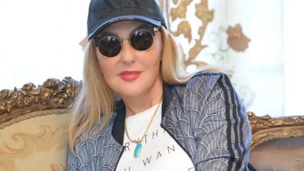 العمر مجرد رقم.. نادية الجندي تخطف الأنظار في أحدث ظهور| شاهد