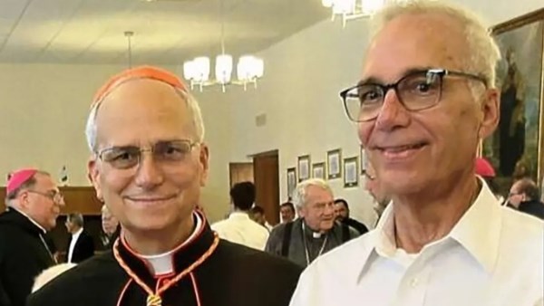 بابا الفاتيكان يُطالب حزب الله بنزع سلاحه واللجوء إلى طاولة الحوار