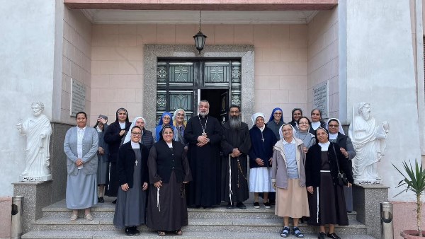 “سر الميلاد وحياتنا المكرسة”.. الأنبا عمانوئيل يستقبل الأخوات الراهبات بالإيبارشية