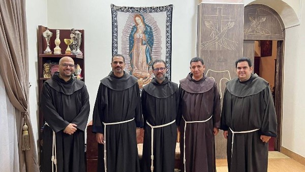 الخادم الإقليمي للرهبان الفرنسيسكان بمصر يتفقد مدرسة أرمنت الحيط خلال زيارة أخوية لمنطقة الأقصر