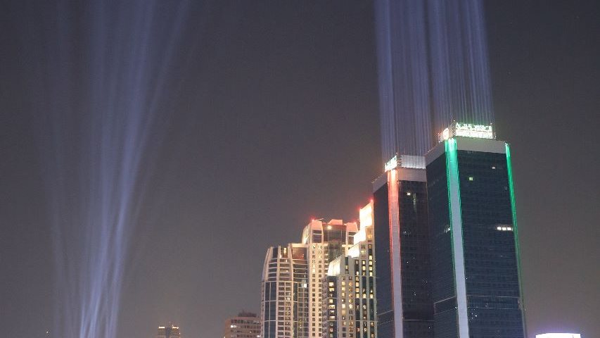 البنك الأهلي يزين أبراجه احتفالا بـ 125 عاما على إنشائه