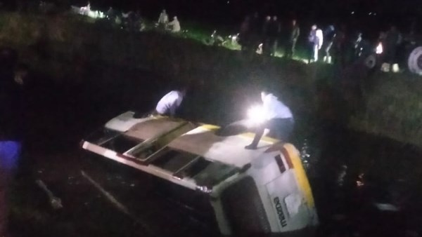 إصابة اثنين إثر انقلاب ميكروباص في ترعة باتجاه المنزلة بالدقهلية إصابة اثنين إثر انقلاب ميكروباص في ترعة باتجاه المنزلة بالدقهلية