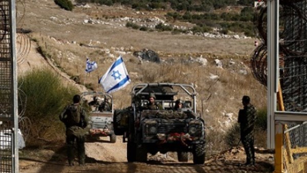 جيش الاحتلال ينصب حاجزًا ويفتش المارة بريف القنيطرة