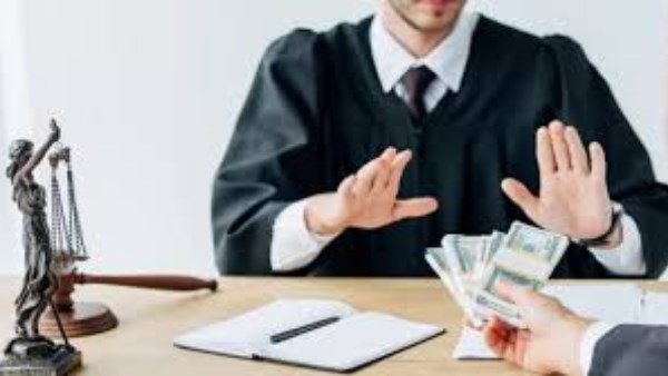 الوزيرة ساعدتني لنقل ابنتي وكرمتني