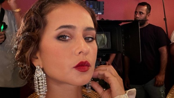 لوك كلاسيكي ومجوهرات راقية.. نيللي كريم تتألق في أحدث ظهور من كواليس «الست»|شاهد
