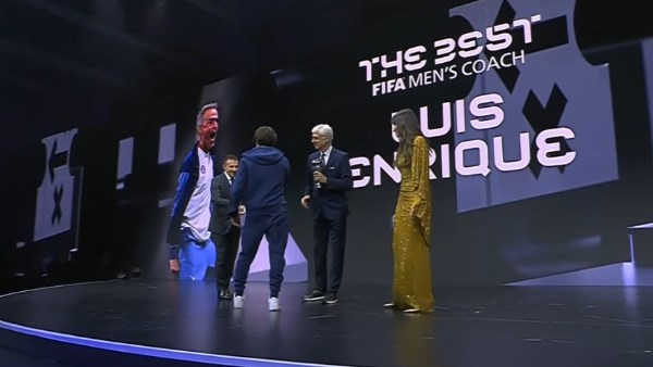 ذا بيست| لويس إنريكي يتوج بجائزة أفضل مدرب في العالم