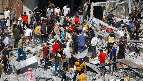 آلاف الشاحنات جاهزة لدخول غزة وإسرائيل تمنع مئات الأصناف الأساسية