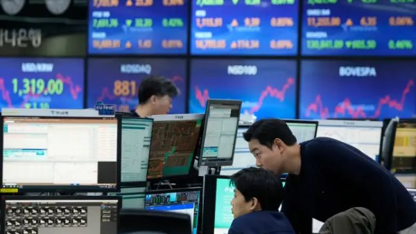 تباين الأسهم الآسيوية وسط توقعات متزايدة بخفض الفائدة الأمريكية